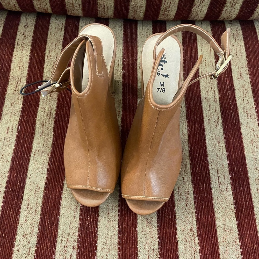 NWT Etc! brown platform heels. Size 7/8